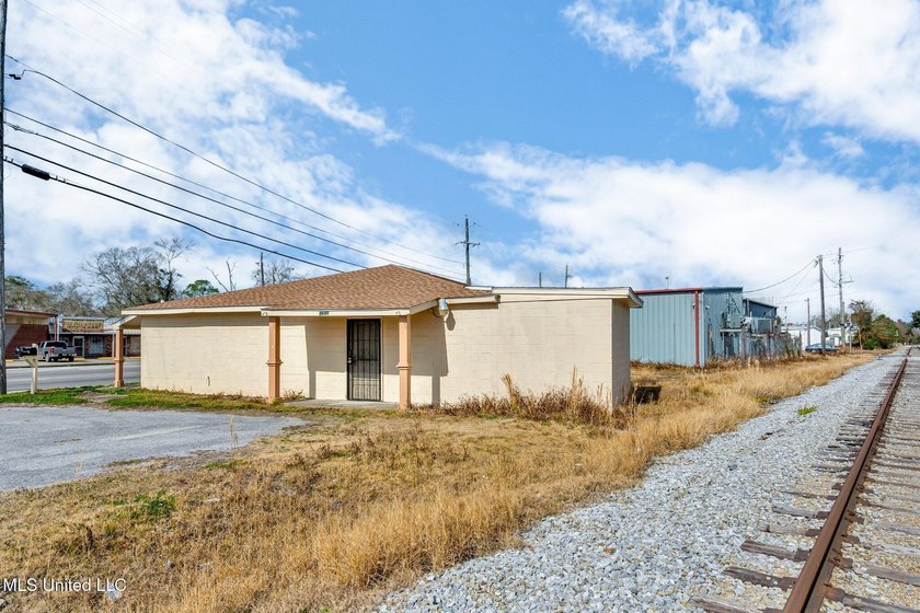A versatile commercial property nestled in a high-traffic area - photo 2