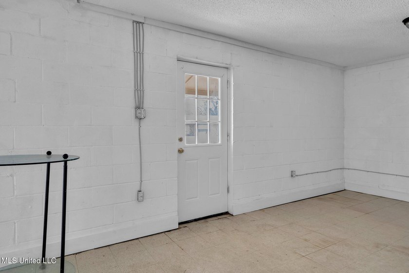 A versatile commercial property nestled in a high-traffic area - photo 5