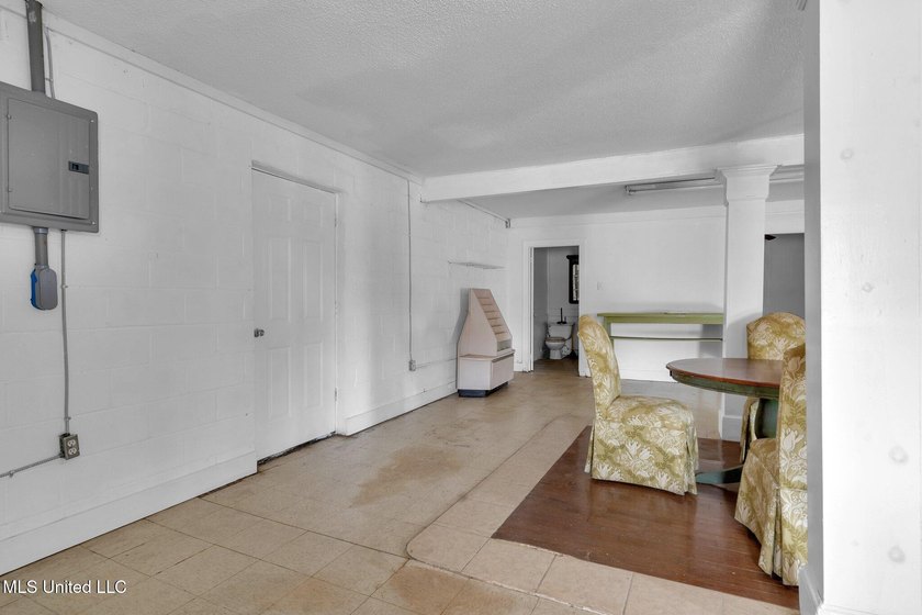 A versatile commercial property nestled in a high-traffic area - photo 7