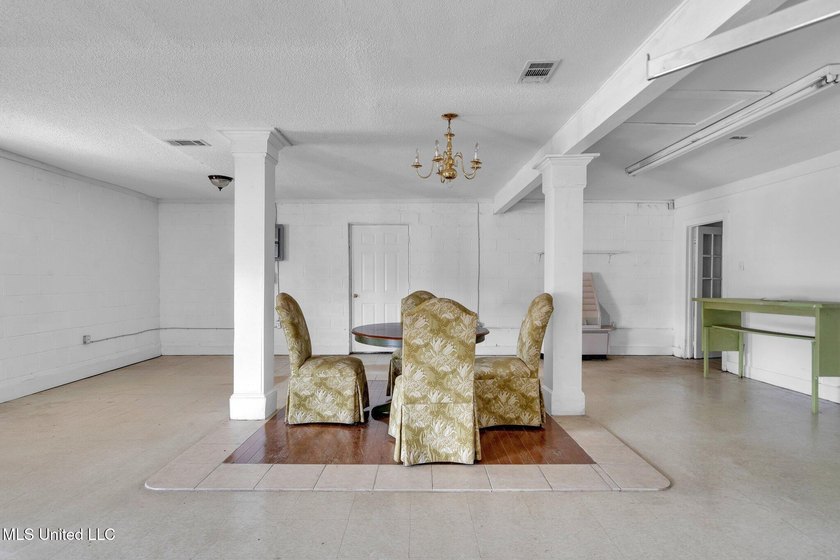 A versatile commercial property nestled in a high-traffic area - photo 8
