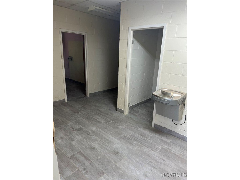 OWNER FINANCING !Commercial/industrial building with lots of - photo 10