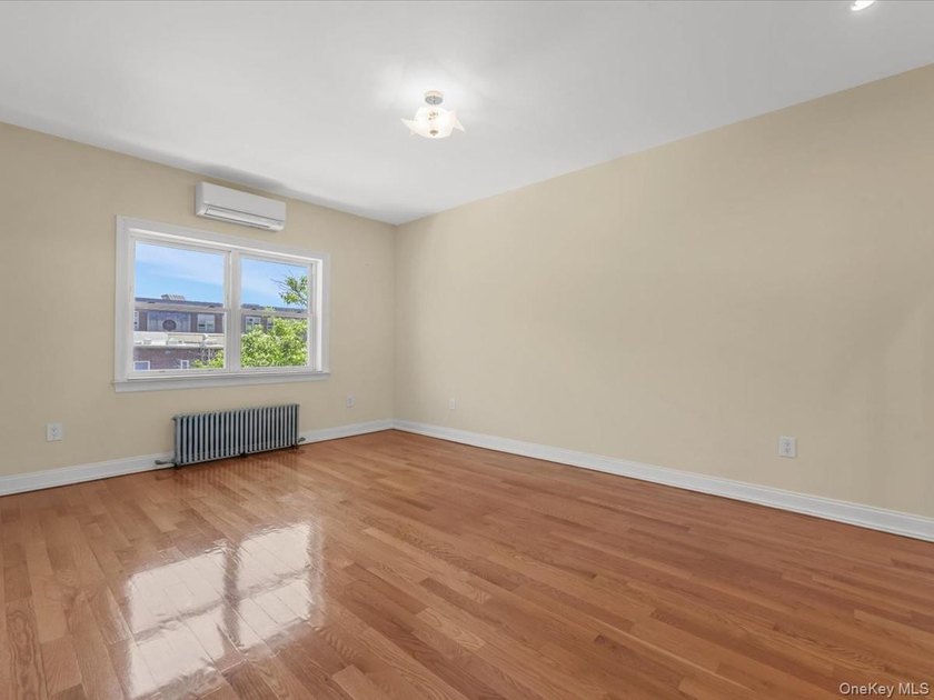 First time on the market. Move-in ready brick single-family home - photo 12