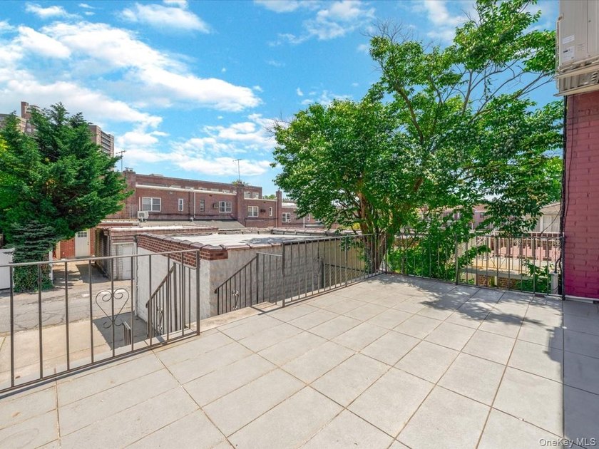 First time on the market. Move-in ready brick single-family home - photo 25