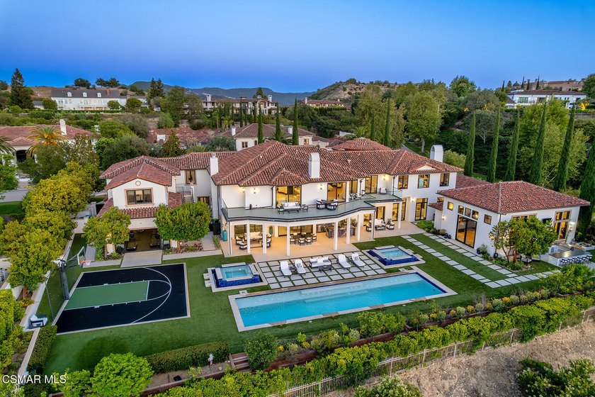 THE premier trophy estate with a prime location in the ultra - photo 3
