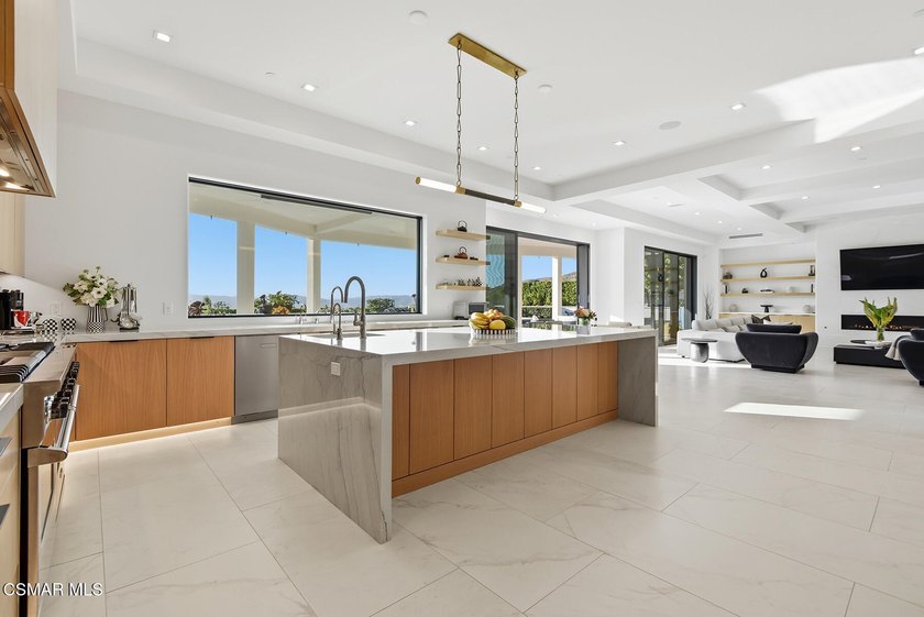 THE premier trophy estate with a prime location in the ultra - photo 10
