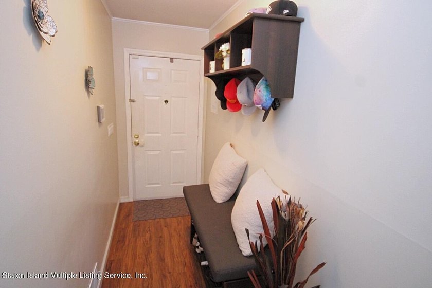 AMAZING OPPORTUNITY TO OWN THIS STUNNNING HOME! Step into this - photo 3
