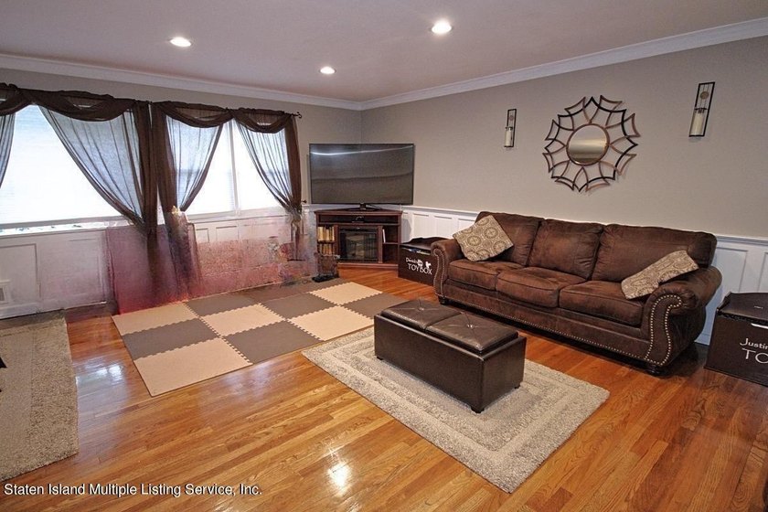 AMAZING OPPORTUNITY TO OWN THIS STUNNNING HOME! Step into this - photo 6