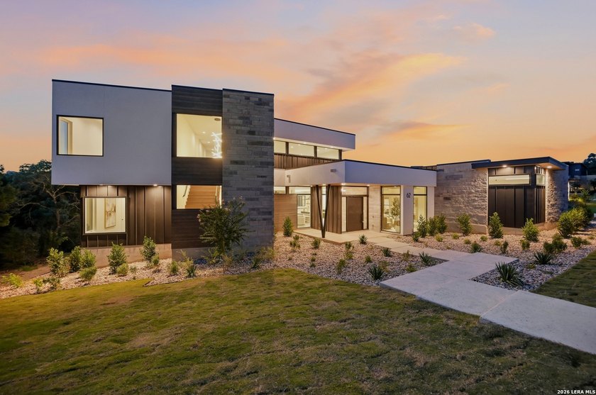 Experience contemporary luxury in this exceptional move-in-ready - photo 2