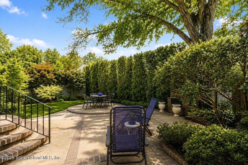 Welcome to 38 Jasper St. in the desirable Willowbrook section of - photo 5