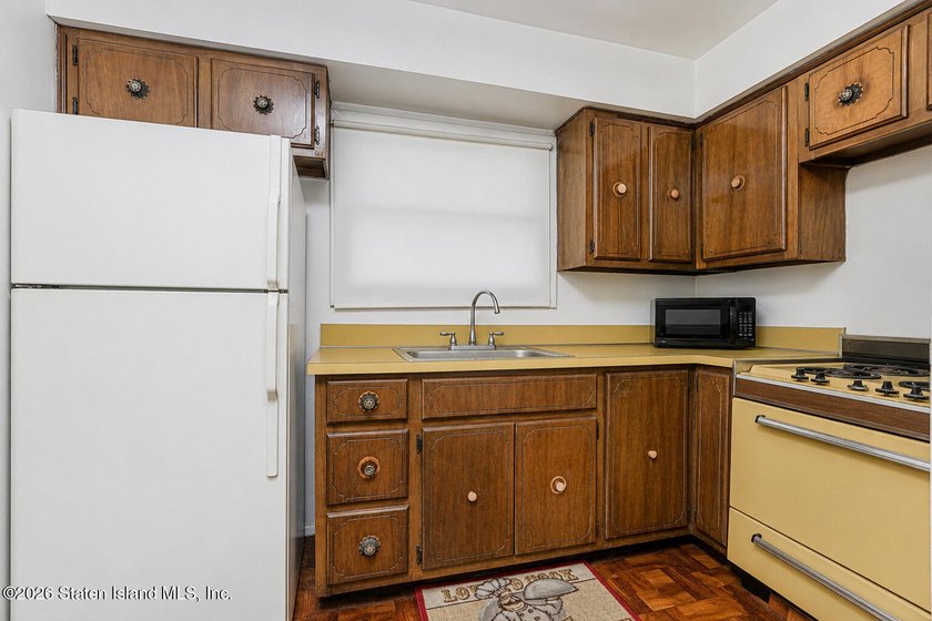 Welcome to 38 Jasper St. in the desirable Willowbrook section of - photo 7
