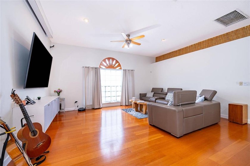 Under contract-accepting backup offers. Welcome to this - photo 11