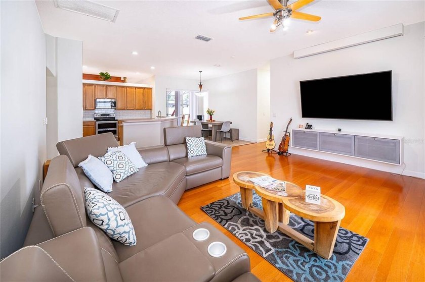 Under contract-accepting backup offers. Welcome to this - photo 14