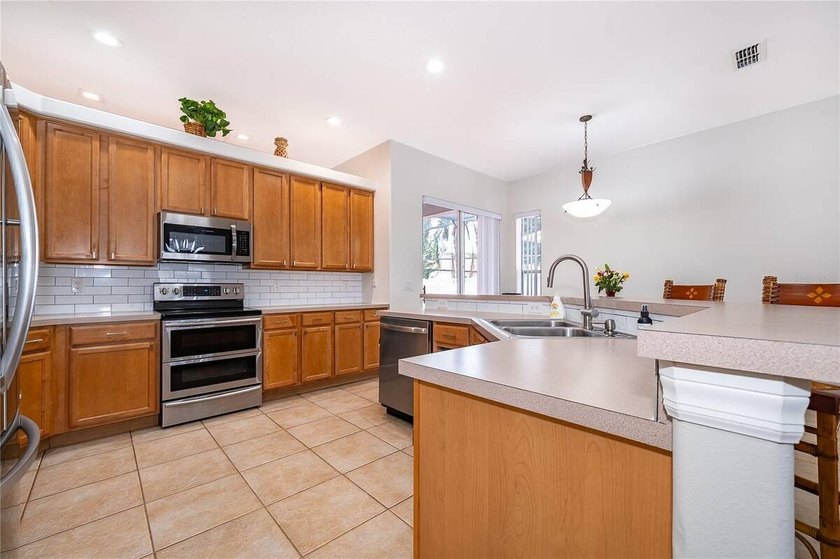 Under contract-accepting backup offers. Welcome to this - photo 16
