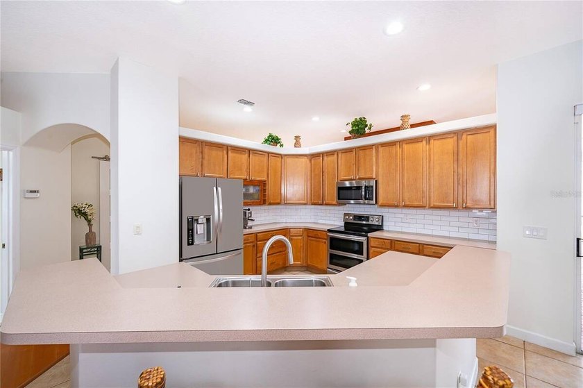 Under contract-accepting backup offers. Welcome to this - photo 17
