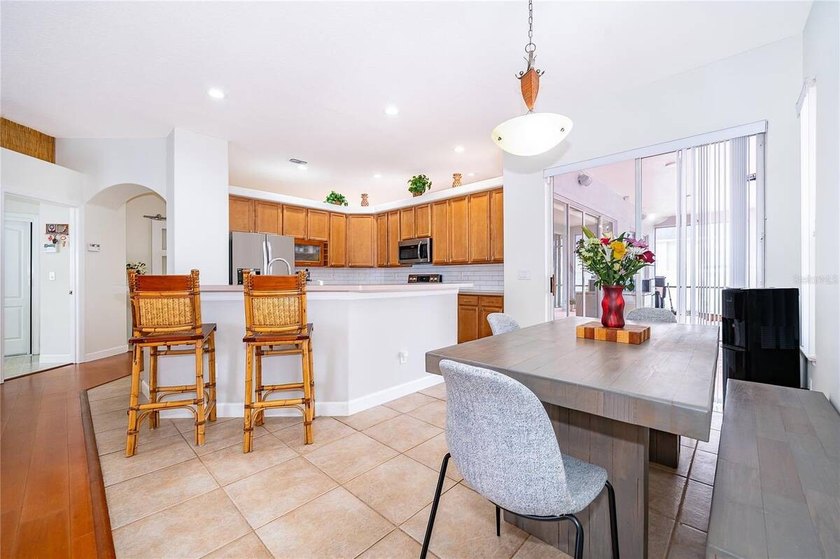 Under contract-accepting backup offers. Welcome to this - photo 19