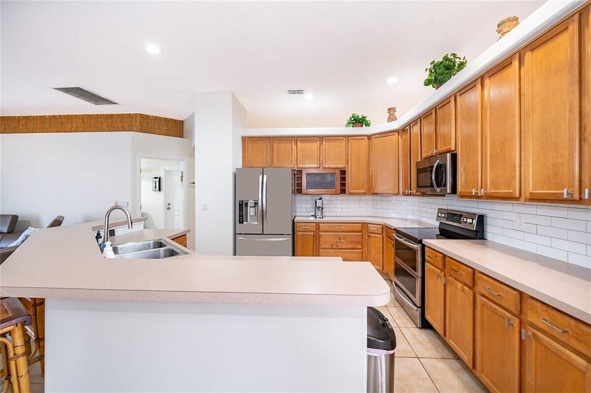 Under contract-accepting backup offers. Welcome to this - photo 20