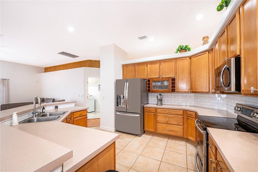 Under contract-accepting backup offers. Welcome to this - photo 21