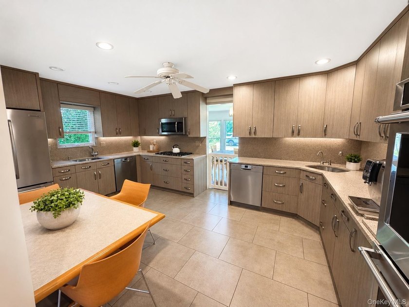 Move right into this beautifully renovated corner Colonial in - photo 6