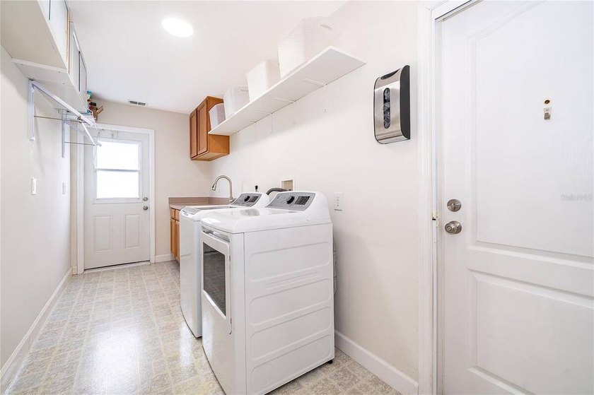 Under contract-accepting backup offers. Welcome to this - photo 26