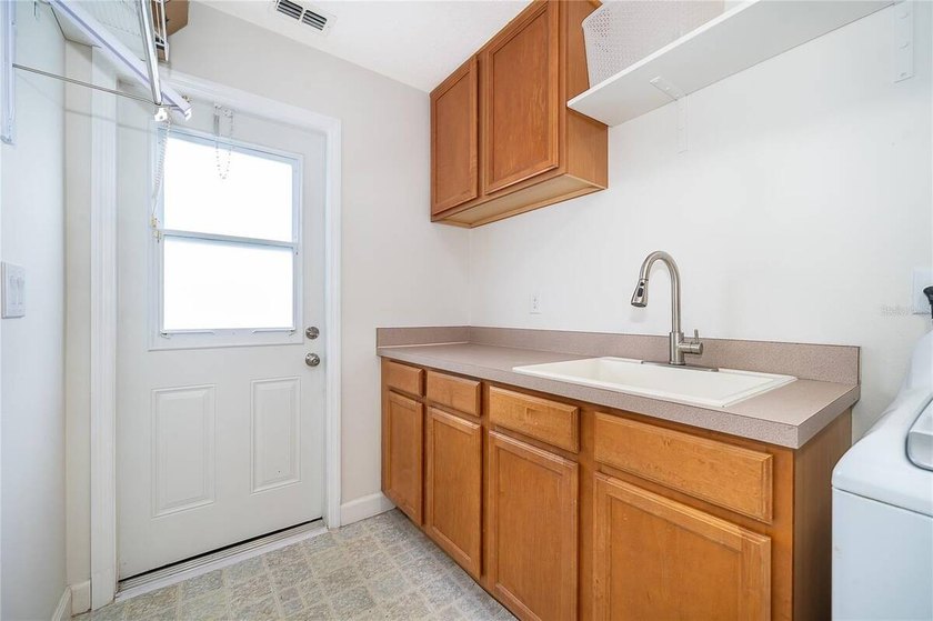 Under contract-accepting backup offers. Welcome to this - photo 27
