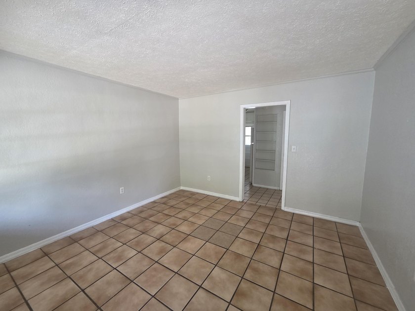 3/1, 2/1, 1/1 CBS TRIPLEX on a corner lot in a quiet - photo 3