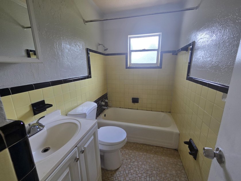 3/1, 2/1, 1/1 CBS TRIPLEX on a corner lot in a quiet - photo 5