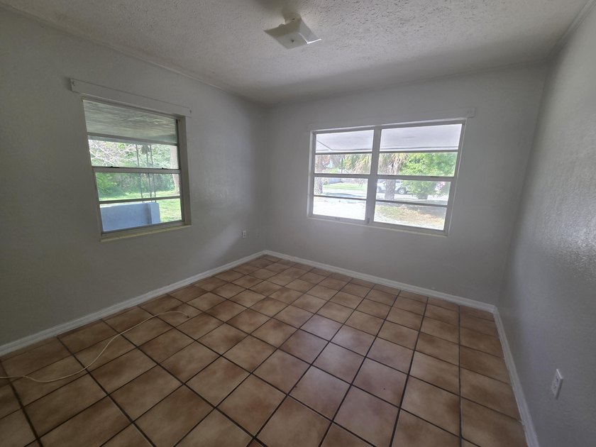 3/1, 2/1, 1/1 CBS TRIPLEX on a corner lot in a quiet - photo 7