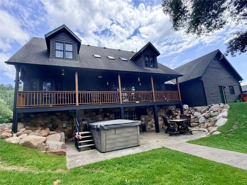 The perfect lake home, ideally situated just a short boat ride - photo 2