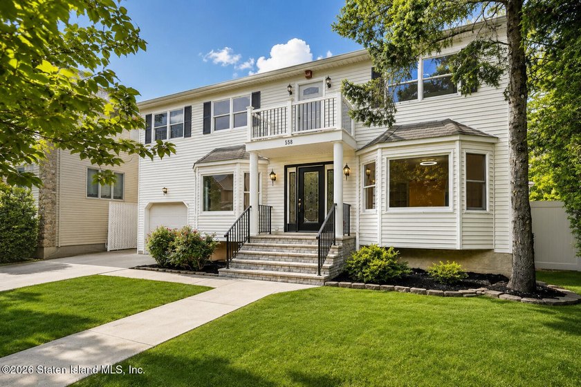 Welcome to one of Tottenville's best-kept secrets - a stunning - photo 2