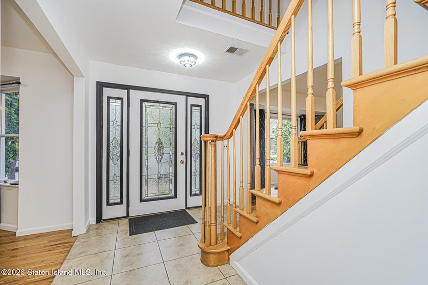 Welcome to one of Tottenville's best-kept secrets - a stunning - photo 3