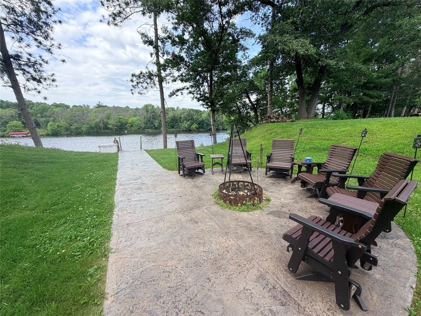 The perfect lake home, ideally situated just a short boat ride - photo 5