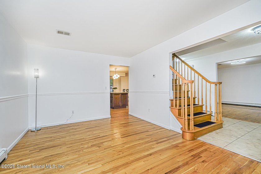 Welcome to one of Tottenville's best-kept secrets - a stunning - photo 5
