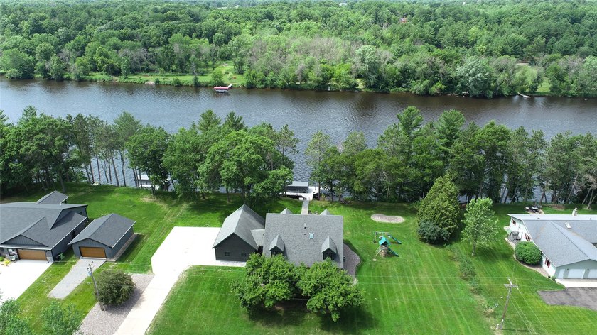 The perfect lake home, ideally situated just a short boat ride - photo 6