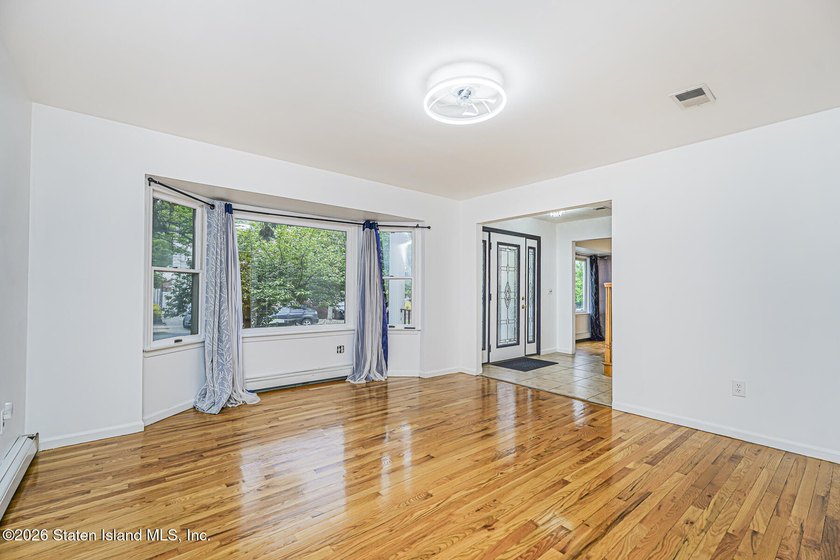Welcome to one of Tottenville's best-kept secrets - a stunning - photo 6