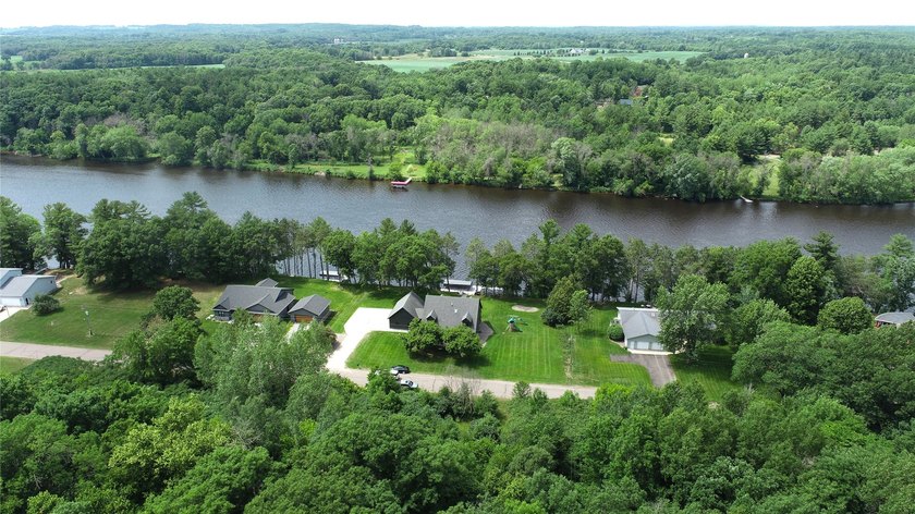 The perfect lake home, ideally situated just a short boat ride - photo 7