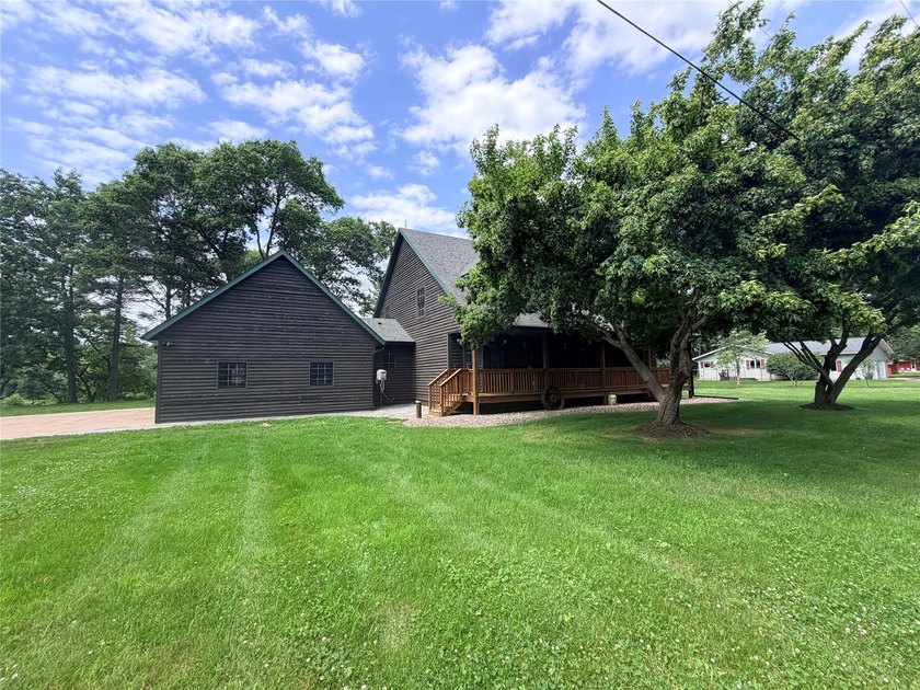 The perfect lake home, ideally situated just a short boat ride - photo 8