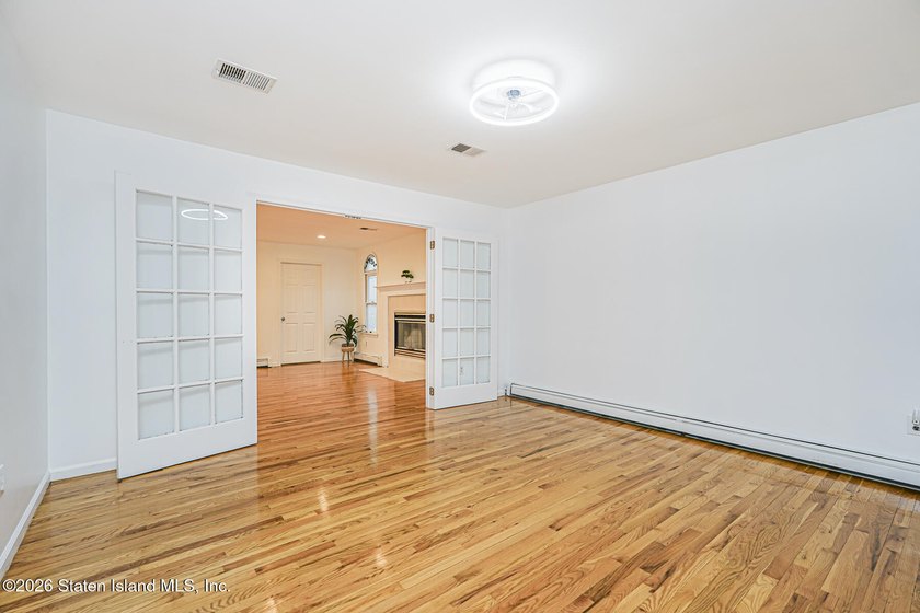 Welcome to one of Tottenville's best-kept secrets - a stunning - photo 8