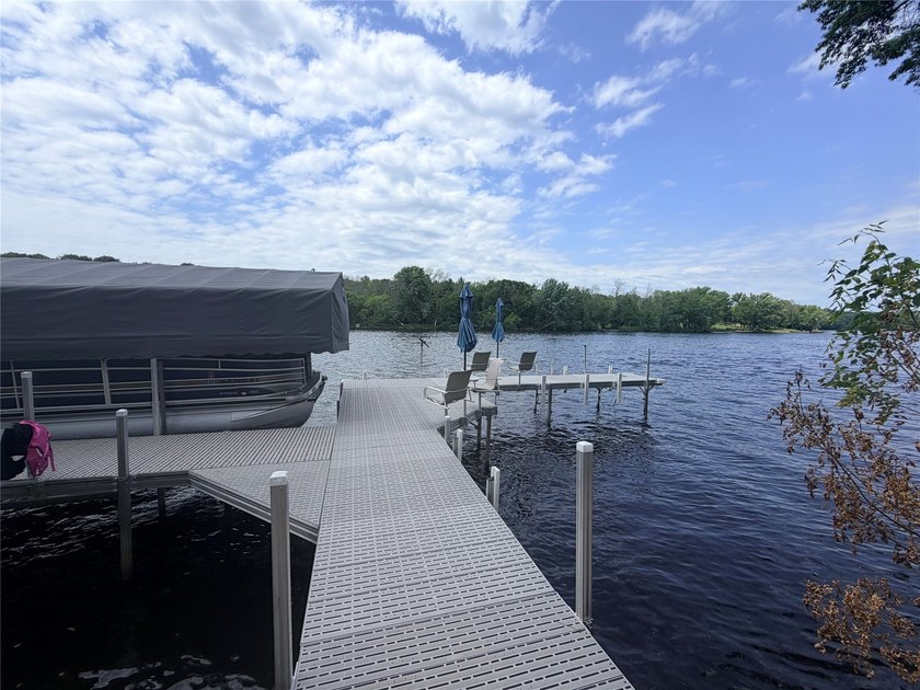 The perfect lake home, ideally situated just a short boat ride - photo 9