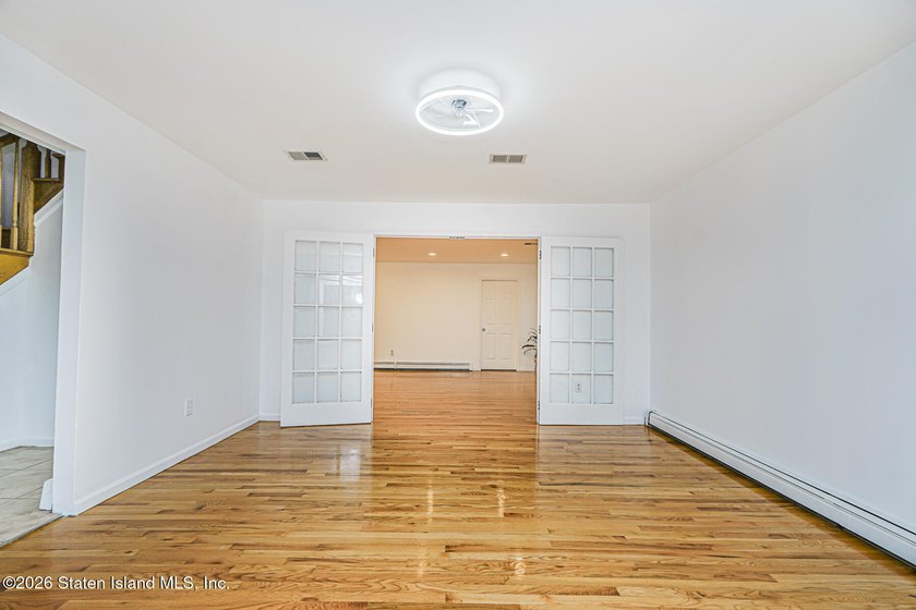 Welcome to one of Tottenville's best-kept secrets - a stunning - photo 9