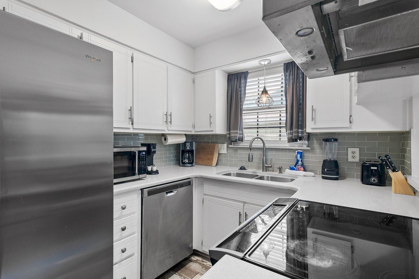Awesome updated END-UNIT townhome in the heart of Destin with NO - photo 12
