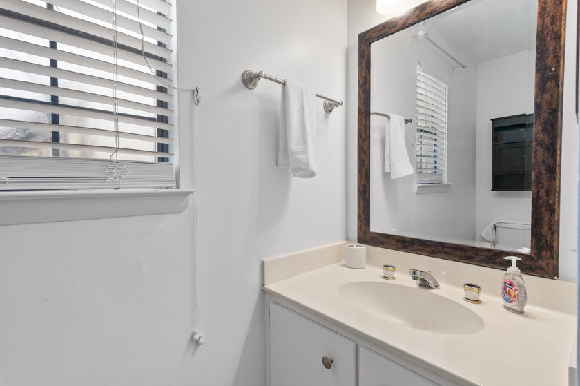 Awesome updated END-UNIT townhome in the heart of Destin with NO - photo 14