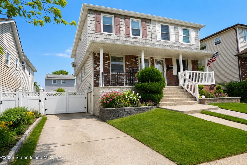 Beautifully maintained semi-attached home offering an abundance - photo 2