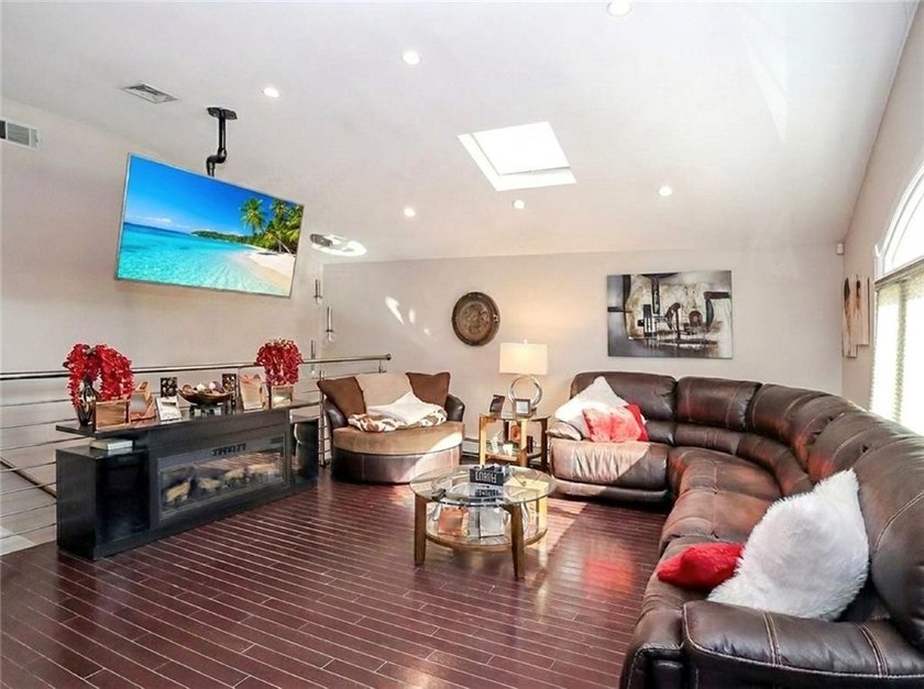 WELCOME TO 22 MASON BLVD IN STATEN ISLAND. THIS TWO FAMILY - photo 3