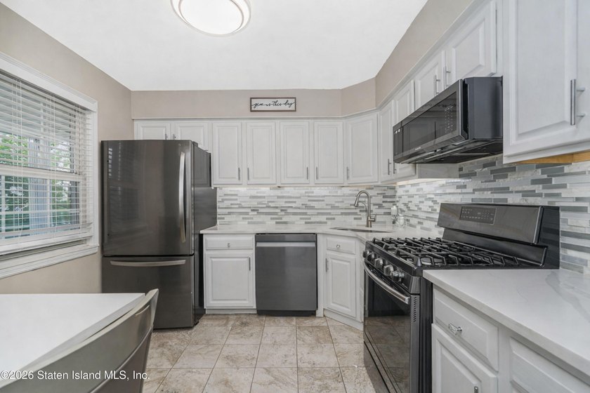 Beautifully maintained semi-attached home offering an abundance - photo 3