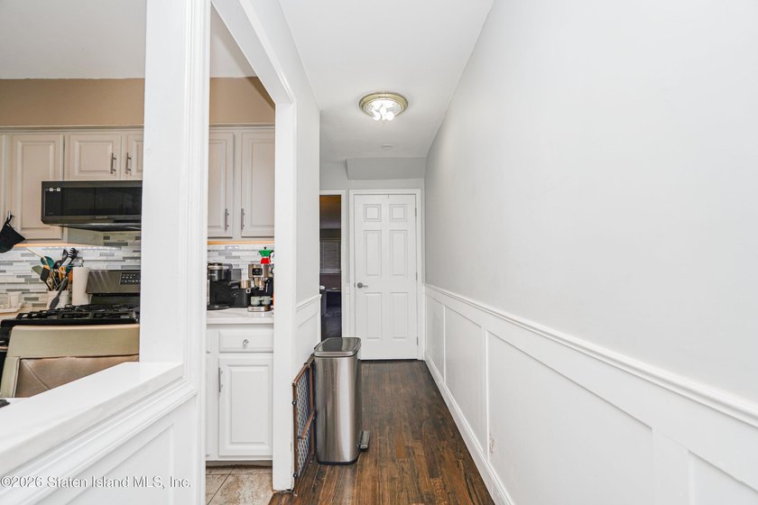 Beautifully maintained semi-attached home offering an abundance - photo 6