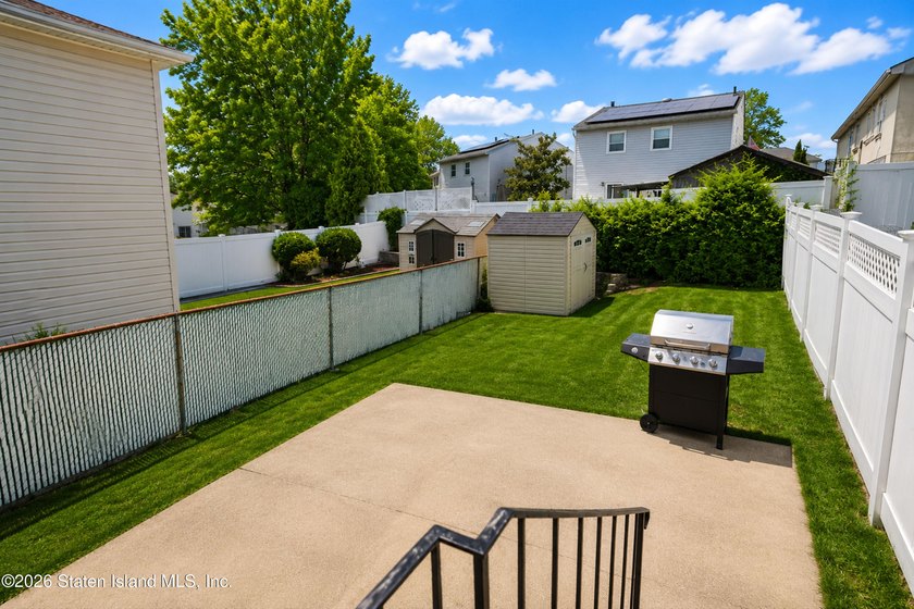 Beautifully maintained semi-attached home offering an abundance - photo 8