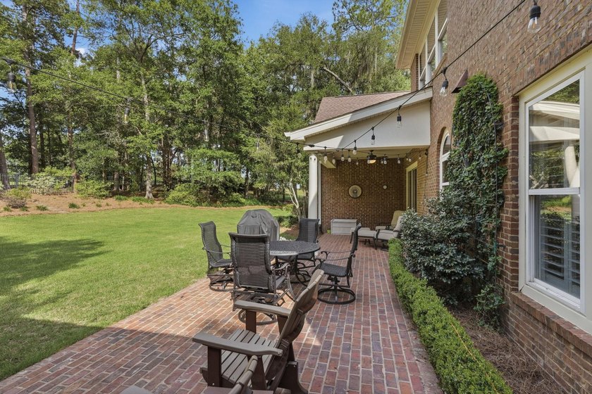 Stunning Golden Eagle brick masterpiece offering exceptional - photo 60