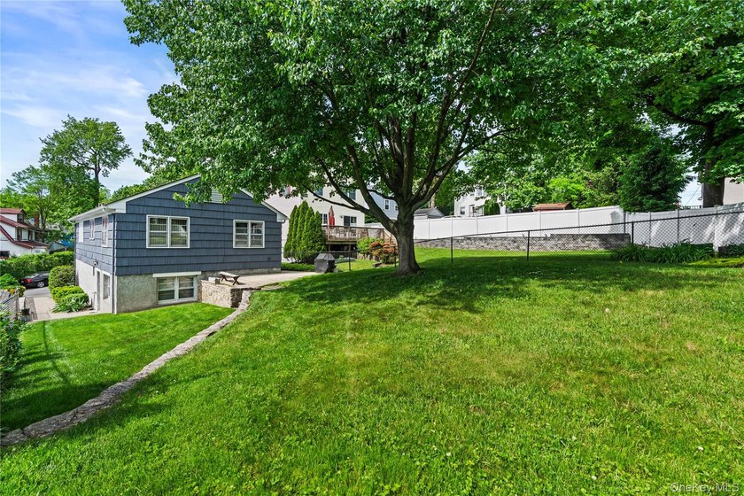 Welcome home to the East End of New Rochelle's highly desirable - photo 2