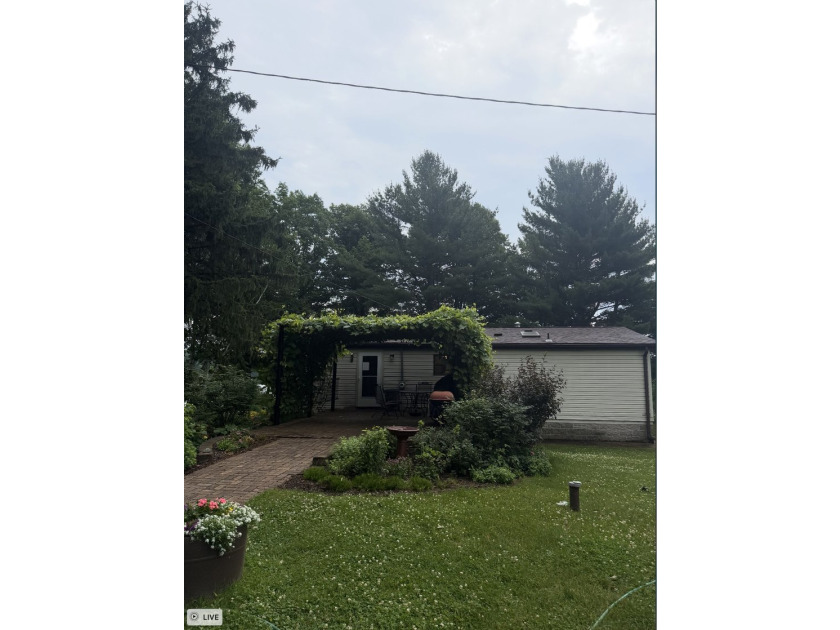 Welcome to your own slice of paradise! This charming 3-bedroom - photo 2