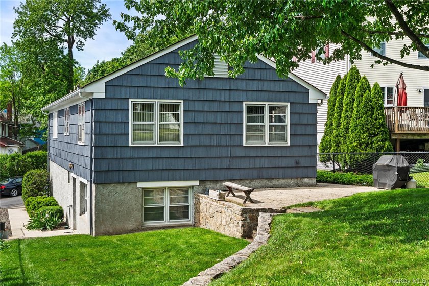 Welcome home to the East End of New Rochelle's highly desirable - photo 3
